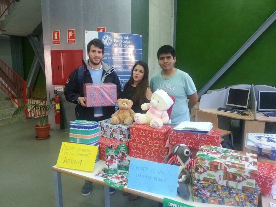 Estudiantes de la UPCT donan decenas de regalos navideños para niños rumanos, saharauis y ecuatoguineanos