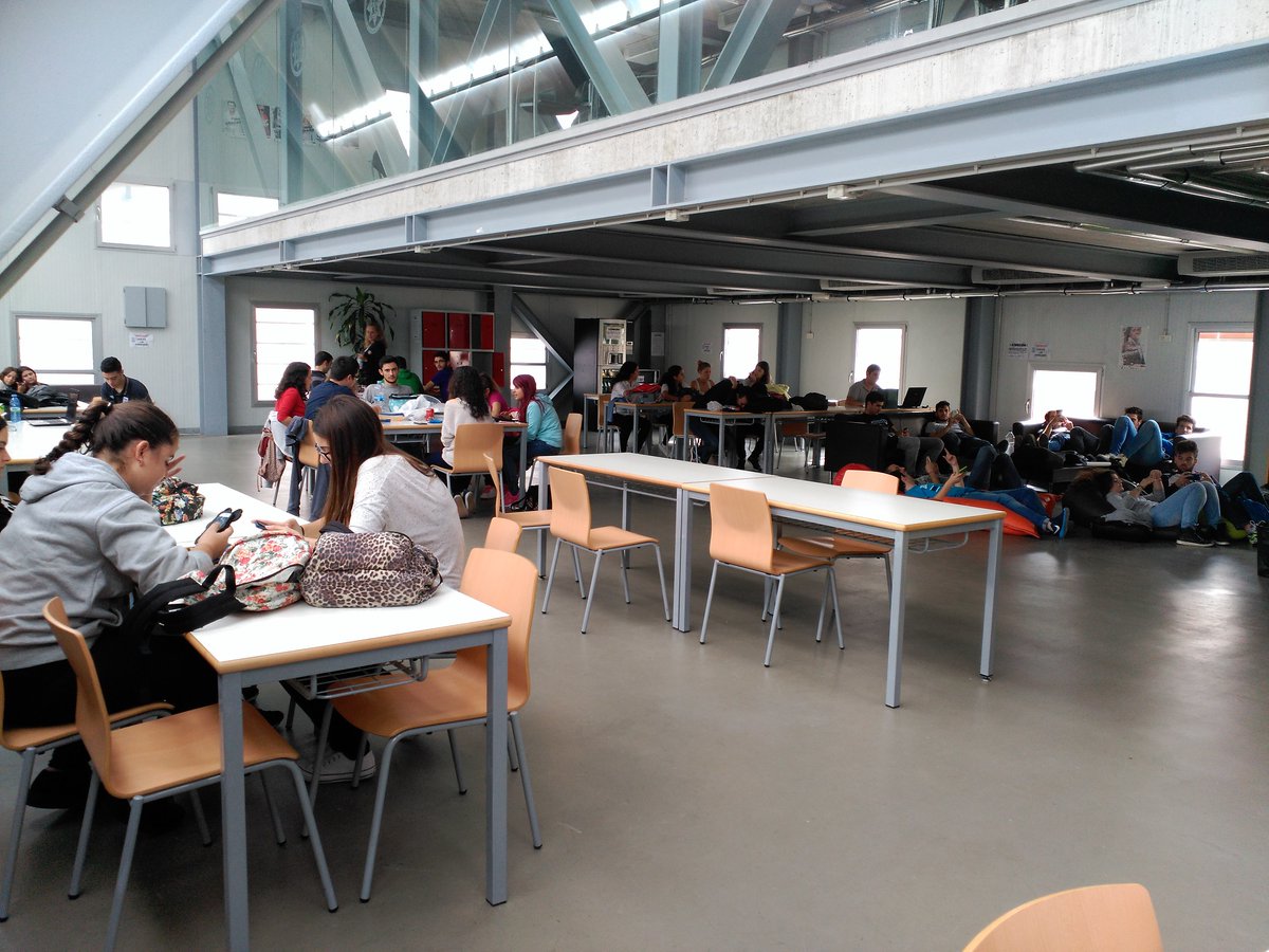 Puedes traer tu comida, calentarla en el microondas y descansar entre clase y clase en la 2ª planta de la Casa